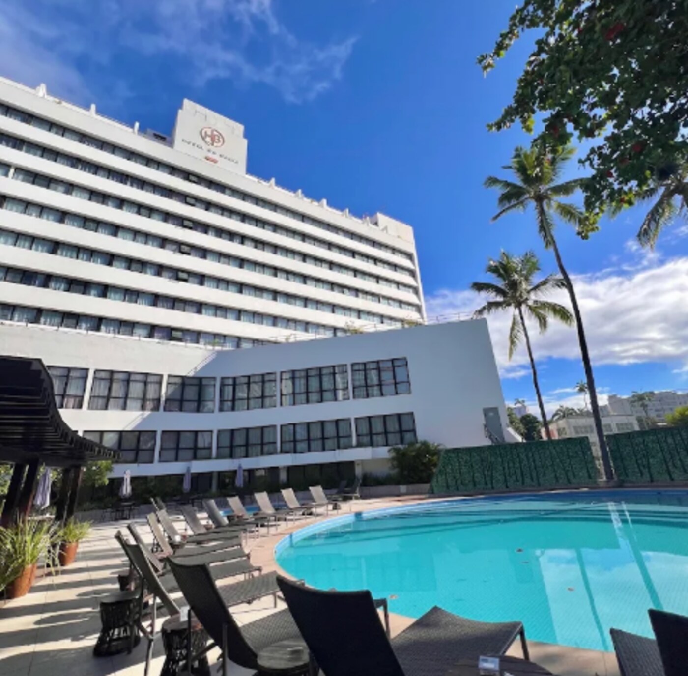 Hotel da Bahia by Wish em Salvador, com área de piscina e coqueiros